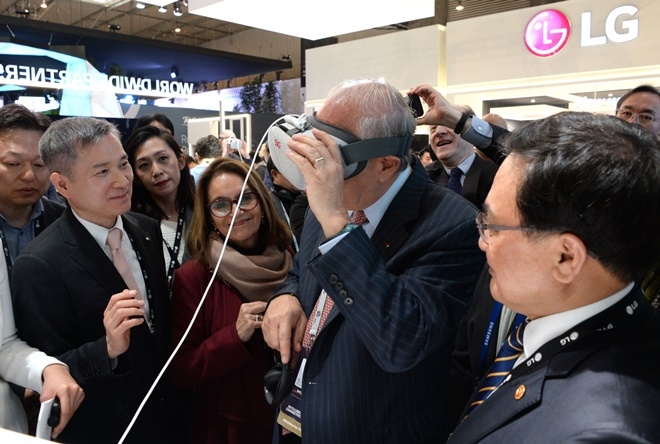 25일(현지시간) 스페인 바르셀로나에서 열린 MWC2019에서 하현회 LG유플러스 부회장과 유영민 과기정통부장관이 지켜보고 있는 가운데 앙헬 구리아 OECD 사무총장 등이 LG유플러스 VR 서비스를 체험하고 있는 모습 (사진=LG유플러스)