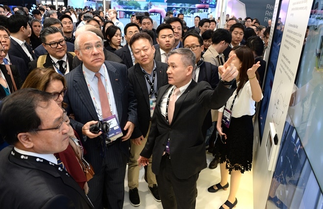 하현회 LG유플러스 부회장이 25일(현지시간) 스페인 바르셀로나에서 열린 MWC2019에서 LG부스를 방문한 유영민 과기정통부장관과 앙헬 구리아 OECD 사무총장에게 5G 스마트 팩토리 원격제어를 설명하고 있는 모습(사진=LG유플러스)