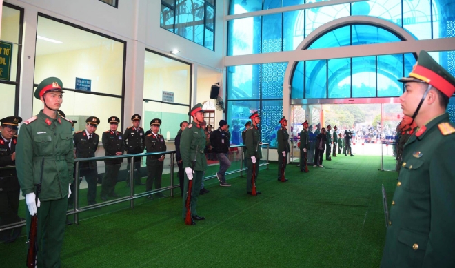 동당역에는 김정은 국무위원장을 맞이하는 행사로 추정되는 준비들이 진행되고 있다.