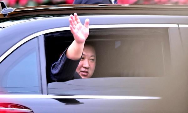 김위원장이 환영나온 인파에 손을 흔들고 있다.