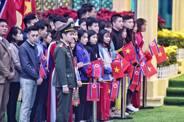 이른 새벽부터 동당역에는 김위원장을 환영하는 인파로 채워졌다.