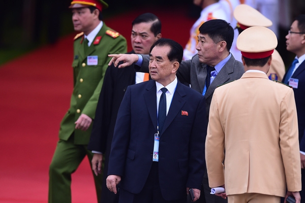 김정은 국무위원장의 열차가 도착하기 전 동당역에서 김창선 국무위원회 부장이 의전과 경호 전반을 조율하고 있다.