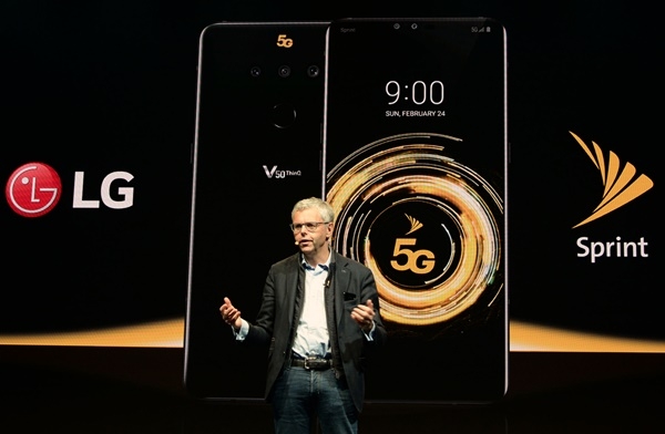 LG전자가 현지시각 24일 스페인 바르셀로나 '국제컨벤션센터(CCIB)5G에 최적화된 성능과 높은 안정성을 갖춘 LG V50,  4G 고객을 위한 새로운 경험을 끌어낸 LG G8을 동시에 공개했다. 미셸 콤브 스프린트 CEO가 LG전자의 5G 스마트폰 LG V50를 소개하고