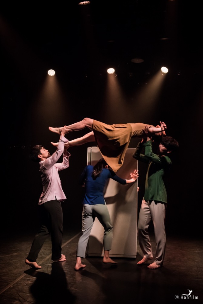 최효진 안무의 '유실'.