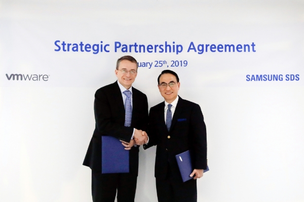 홍원표 삼성SDS 사장(오른쪽)과 팻 겔싱어 VM웨어 CEO(왼쪽)가 25일 스페인 바르셀로나에서 디지털 업무환경 혁신 사업 공동 추진을 위한 협약을 체결했다. (사진=삼성SDS)
