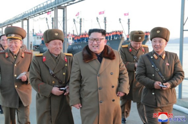북한 인민군 산하 수산 사업소를 시찰한 김정은. 자료=2018년 12월 1일 조선중앙통신