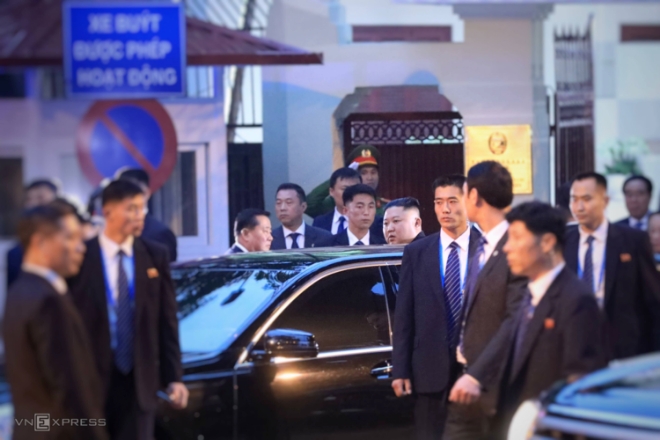 북한 김정은 국무위원장이 북한 대사관을 방문했다.