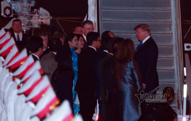 트럼프 대통령이 도착 직후 베트남 환영인사들과 짧게 인사를 나누고 있다.