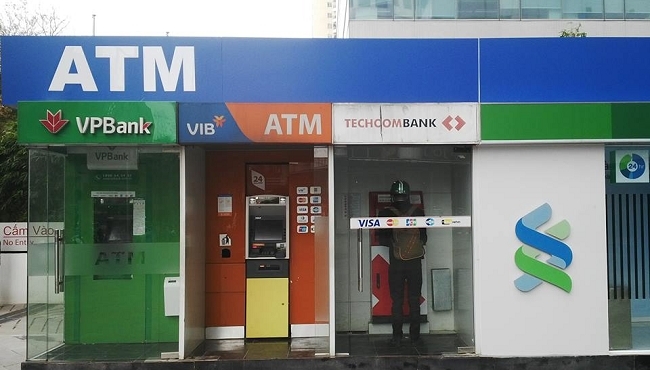 하노이에 있는 상업 센터 앞 은행의 ATM. 