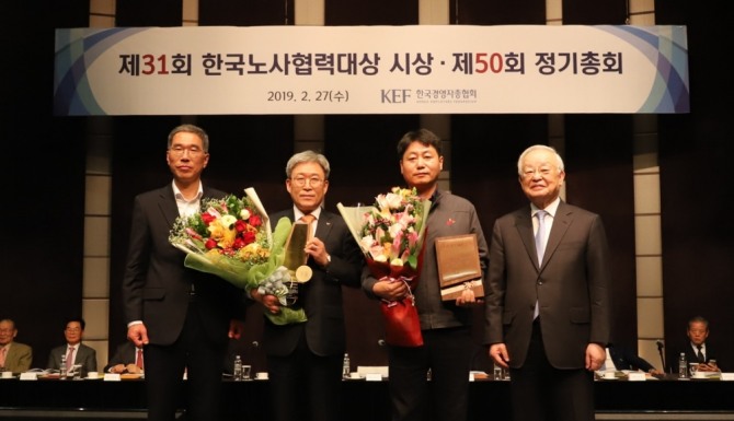 27일 열린 ‘제 31회 한국노사협력대상’에서 최남규 SK인천석유화학 사장(왼쪽 두 번째)을 비롯한 관계자들이 기념촬영을 하고 있다. 사진=SK이노베이션