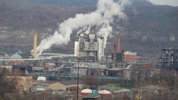 환경운동가들이 피츠버그의 몬 밸리(Mon Valley)를 오염시킨 화재에 혐의를 물어 미국 철강 회사인 US스틸을 상대로 법적 조치에 들어갔다. 환경운동 그룹은 US스틸이 청정대기법을 위반했다고 지적했다. 
