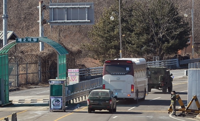 지난해 2월 남한을 방문했던 북한 태권도시범단이 경기도 파주 도라산 남북출입사무소(CIQ)를 통해 북한으로 돌아가고 있는 모습. 사진=뉴시스