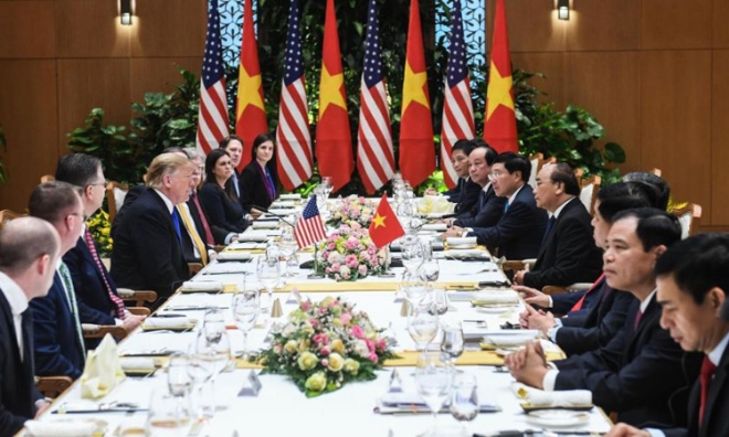 트럼프 대통령은 주석궁 방문 후 응우웬 쑤언 푹 총리와 회담을 가졌다.