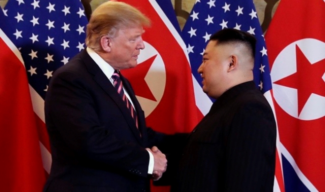 도널드 트럼프 대통령과 김정은 북한 국무위원장이 27일 하노이에서 정상회담을 갖기에 앞서 악수하며 말하고 있다.