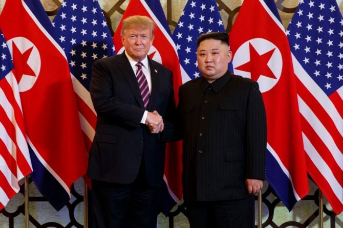 도널드 트럼프 미국 대통령과 김정은 북한 국무위원장이 27일(현지시간) 하노이 중심가 메트로폴 호텔 회담장 입구 국기 게양대 앞에서 악수하며 포즈를 취하고 있다. 사진=뉴시스