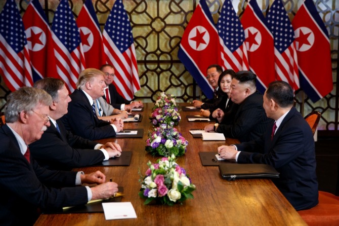 2차 핵담판에서 확대회담을 갖고 있는 도널드 트럼프 미국 대통령과 김정은 북한 국무위원장. 사진=뉴시스