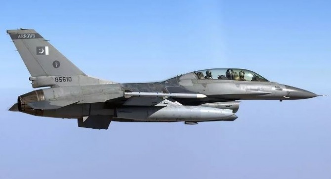 AIM-120 훈련용 미사일을 날개끝에 장착한 파키스탄 F-16BM 전투기. 사진=더드라이브