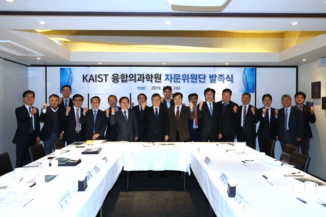 신성철 KAIST 총장(왼쪽에서 9번째)과 임영혁 삼성서울병원 연구부원장 등 ‘KAIST 융합의과학원’자문위원들이 27일 오후 발족식 행사를 마친 후 기념촬영을 했다.(사진=KAIST)