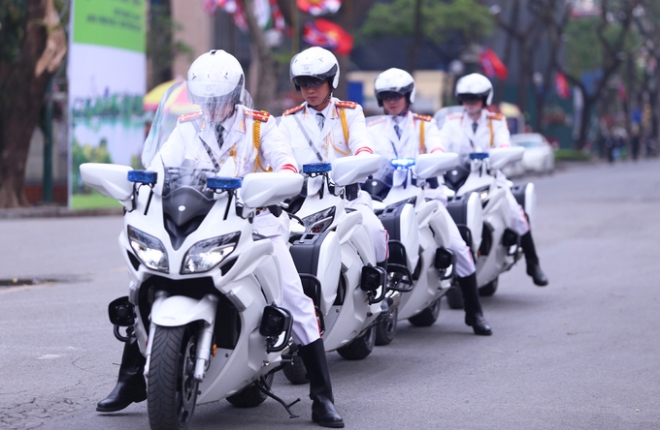 멜리아호텔 앞에서 김정은 국무위원장의 차량을 경호할 현지 오토바이 경호팀이 준비를 하고 있다.