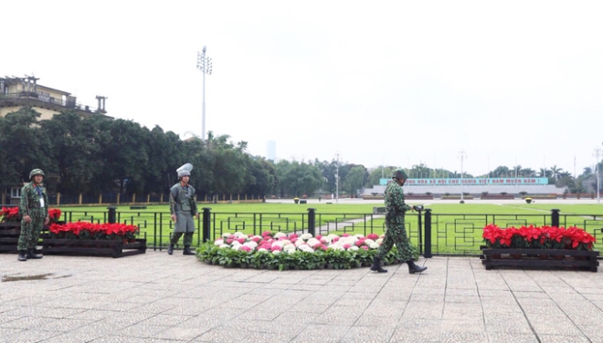 호찌민묘와 주석궁에는 삼엄한 경계근무가 펼쳐지고 있다.