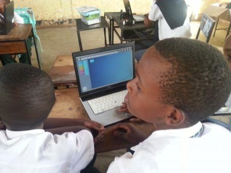 한국의 사회적기업인 E3엠파워(E3Empower)가 탄자니아 북부에 위치한 아루샤(Arusha) 지역에 디지털연구소를 설립해 어린이를 위한 정보통신기술 교육에 앞장서고 있다. 