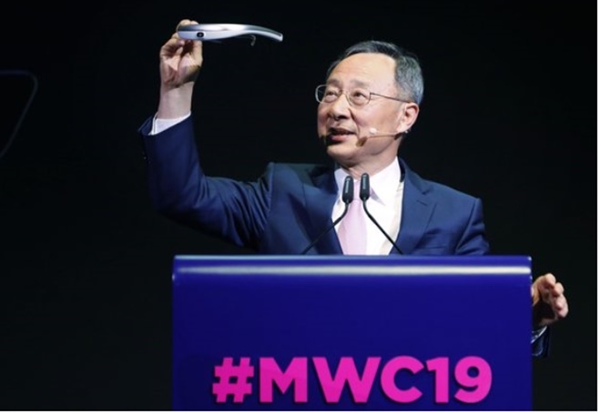 황창규 KT회장이 MWC19에서 기조 연설을 통해 세계최초로 5G기술력을 가진 5G코리아와 5G의 잠재력에 대해 연설하고 있다. (사진=KT)