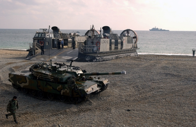 한국육군 K1전차가 2004년 포울이글 훈련에서 포항해변에 상륙한 미 해군 공기부양정(LCAC)에서 나오고 있다. 사진=미공군