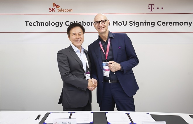 박정호 SK텔레콤 사장(왼쪽)과 팀 회트게스 도이치텔레콤 회장이 바르셀로나에서 열린 ‘MWC19’에서 5G 네트워크·미디어·보안 기술을 공동 개발하는 내용의 협력 MOU를 교환했다.(사진=SK텔레콤)
