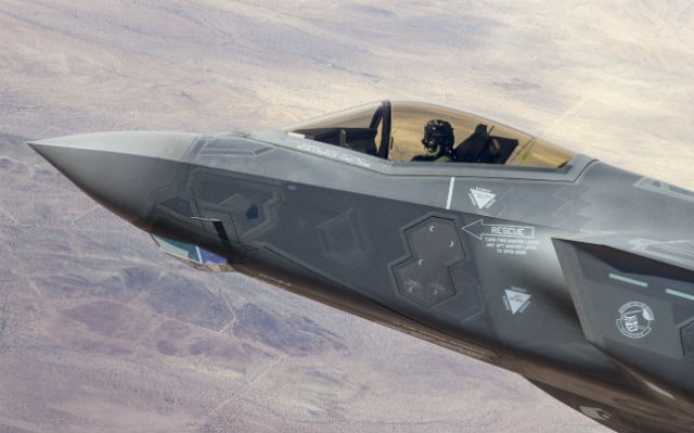  기체 앞부분(노즈) 하부에 DAS를 장착하고 있는 F-35모습. 사진=플라이트글로벌