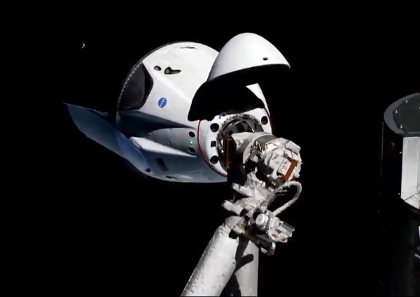 스페이스X의 유인 캡슐 '크루드래곤'이 3일(현지시각) 국제우주정거장과 도킹하는데 성공했다. 사진에서 크루드래곤이 우주정거장과 도킹하고 있다. (사진=나사/스페이스X)