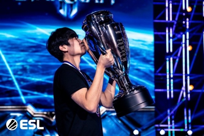 3일 폴란드 카토비체에서 열린 '2019 IEM' 시즌 13에서 한국의 어윤수가 우승컵을 들어올렸다. (사진= ESL)