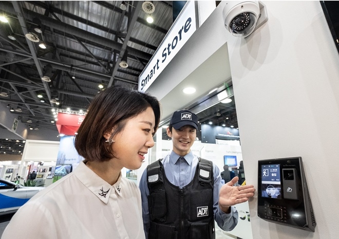 SK텔레콤과 보안 자회사 ADT캡스, SK인포섹 등 3사가 6일 개말된 국내 최대 보안엑스포 SECON2019 행사에 공동으로 참가해 향후 보안 서비스의 새로운 트렌드가 될 것으로 예상되는 ‘융합보안’과 각종 보안 서비스 및 솔루션을 선보였다. 사진은 미래형 상품판매 매장의 형태를 미리 짐작해 볼 수 있는 서비스와 솔루션을 보여주는 스마트스토어의 AI기술 기반의 얼굴인식을 시연하는 모습(사진=SK텔레콤)