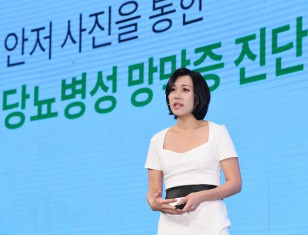 6일 열린 ‘AI with Google 2019' 행사서 릴리 펭 구글 AI 프로덕트 매니저가 ‘의료 서비스를 위한 AI’를 주제로 의료 서비스 개선을 위해 AI를 활용 연구 사례에 대해 발표하고 있다. (사진=구글코리아)