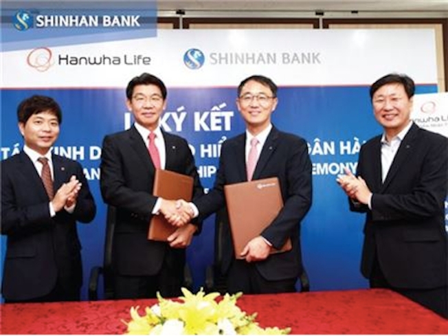 베트남 호찌민에서 백종국(왼쪽 두번째부터) 한화생명 베트남 법인장과 신동민 신한베트남은행장이 방카슈랑스 판매를 위한 업무협약을 체결한 뒤 기념 촬영을 하고 있다.