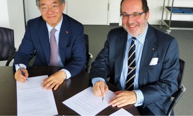 와이지-원 CEO인 송호근 회장(왼쪽)이 독일 오버코헨의 페터 트라우브 시장과 현지공장 설립을 위한 협정에 서명하고 있는 모습. 사진=에이알디
