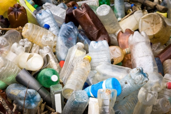 플라스틱은 인류가 이제까지 개발한 최고의 재료로 꼽힌다. 그러나 그 쓰레기는 인류의 환경을 위협하는 최대 오염원이다. 최근 이스라엘 텔아비브 대학 과학자들은 바다 미생물을 이용해 생분해성 바이오플라스틱을 만드는 데 성공했다. 