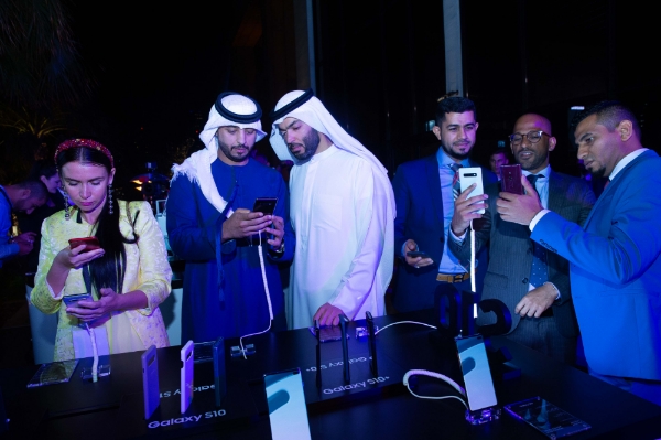 지난 6일(현지시간) 두바이에서 진행된 '갤럭시 S10' 출시 행사에서 참석자들이 제품을 체험하고 있다. (사진=삼성전자)