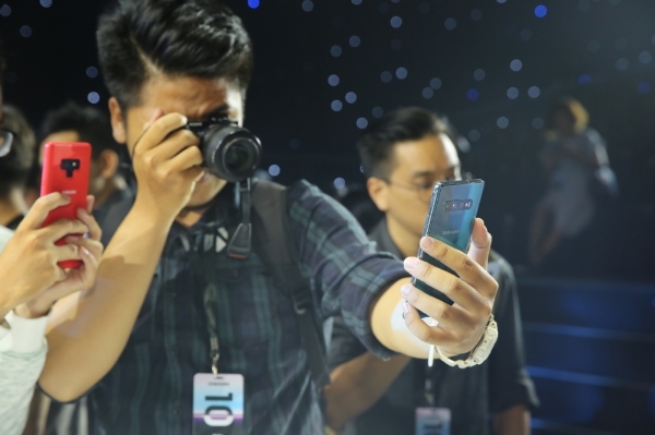 지난달 26일(현지시각) 베트남 호치민 시의 대형 행사장인 젬(GEM) 컨벤션 센터에서 진행된 ‘갤럭시 S10’ 출시 행사에서 참석자들이 제품을 체험하고 있다. (사진=삼성전자)