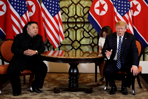 지난 2월 28일 베트남 하노이에서 열린 북미정상회담에서 트럼프와 김정은이 이야기를 나누고 있다. 사진=뉴시스