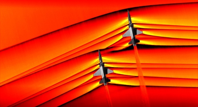 앞서가는 비행기가 만들어내는 충격파가 퍼지면서 뒤따라오는 비행기의 충격파와 합쳐지는 모습 (사진=NASA)