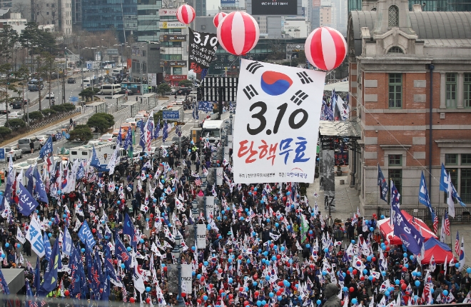 박근혜 전 대통령 탄핵 2년을 하루 앞둔 9일 서울 중구 서울역 광장에서 박근혜대통령무죄석방1천만국민운동본부, 대한애국당 등 참석자들이 제112차 태극기 집회를 하고 있다. <사진=뉴시스 제공>