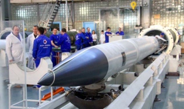 러시아 지대공 미사일 S-400미사일이 컨테이너에 수납되고 있다. 사진=디펜스월드넷