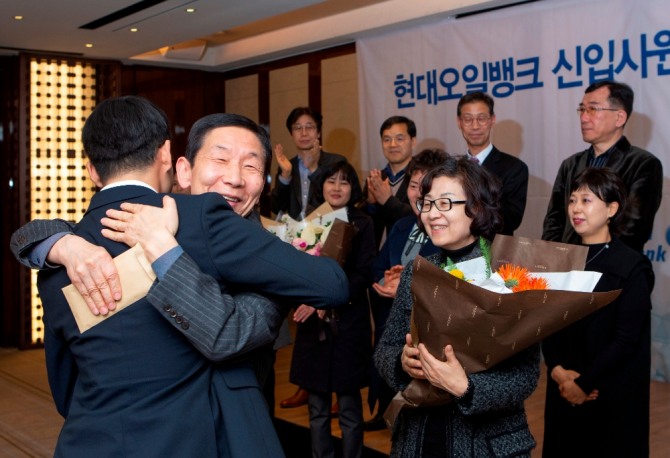 지난 10일 서울 한 호텔에서 열린 현대오일뱅크 신입사원 부모님 초청행사에서 신입사원과 부모님이 포옹을 하고 있다. 사진=현대오일뱅크