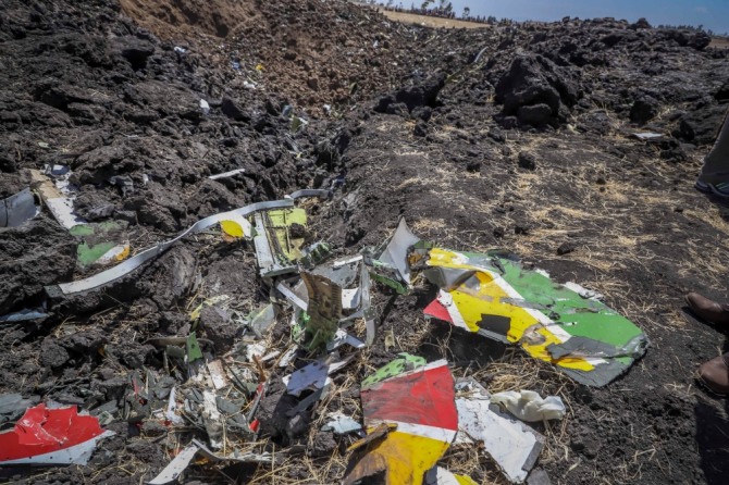 사고 현장에 떨어진 에티오피아 항공 소속 보잉 737 맥스8 항공기 잔해.    사진=뉴시스