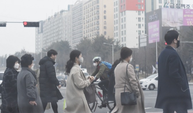 지난 7일 미세먼지 비상저감조치가 계속 이어지고 있는 가운데 대전 서구 둔산동 큰마을네거리 앞에서 시민들이 마스크를 쓴채 길을 걷고 있다. 사진=뉴시스