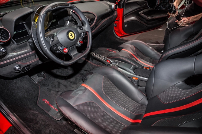 페라리(Ferrari) ‘F8 트리뷰토(F8 Tributo)’ 내부 인테리어 사진
