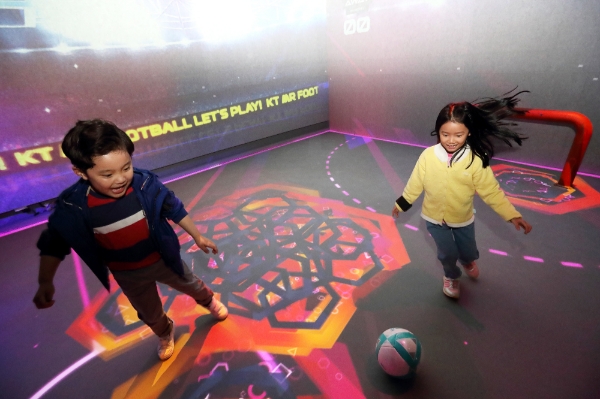 KT가 롯데백화점 부산 광복점에 혼합현실 기술을 적용한 어린이 스포츠 체험존 ‘K-라이브X’를 오픈한다고 12일 밝혔다. 