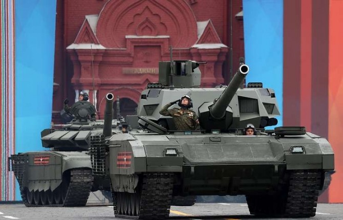 변기통을 갖추고 있는 러시아 T-14 아르마타 전차.사진=이타르타스통신