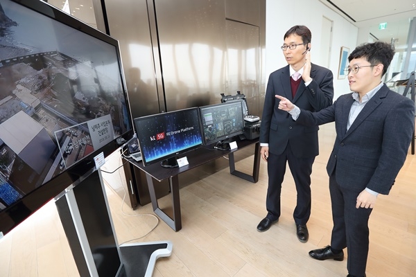 KT 직원들이 KT 광화문 East 빌딩에서 AI 음성인식 드론 플랫폼의 시연 화면을 지켜보고 있다. (사진=KT)