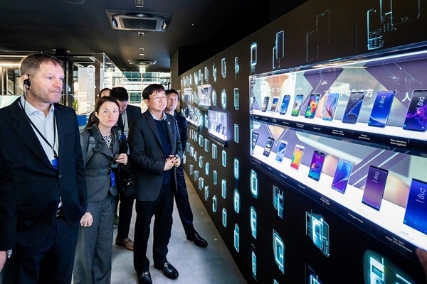 12일 일본 도쿄에서 열린 '갤럭시 하라주쿠' 개관식에 참석한 티모 루베(Timo Lumme) IOC 마케팅국장이 갤럭시 스마트폰의 혁신 역사를 보여주는 전시존을 관람하고 있다. (사진=삼성전자)